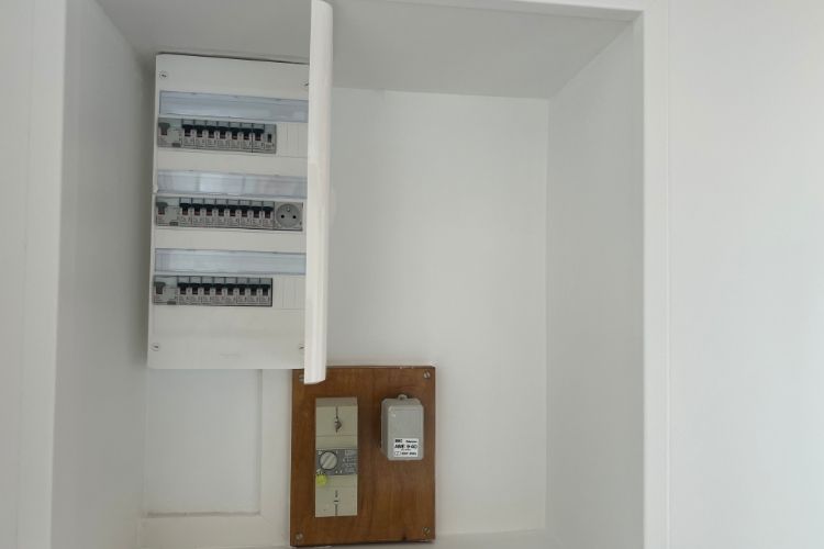Tableau électrique remis aux normes après travaux par Angers Rénovation