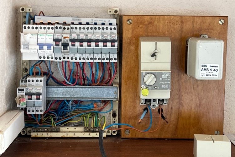Un tableau électrique vétuste avant travaux d'électricité et remise aux normes électriques
